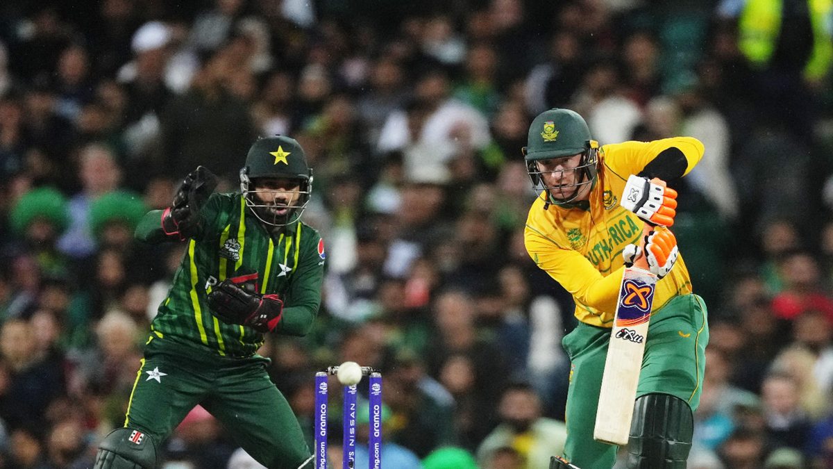 Heinrich Klaasen of Proteas playing a shot during the 2022 ICC Men's T20 World Cup match between Pakistan and South Africa at Sydney Cricket Ground on November 03, 2022 in Sydney, Australia